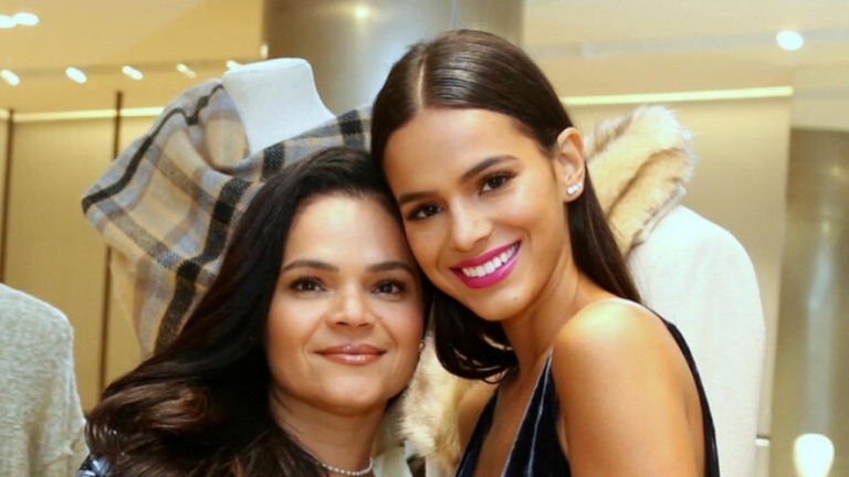 Mãe de Bruna Marquezine ainda lamenta saída da Globo e elogia Enzo Celulari
