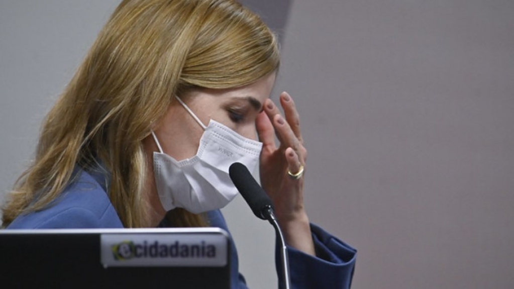 Mayra Pinheiro, a 'Capitã Cloroquina', se vacina contra a Covid-19