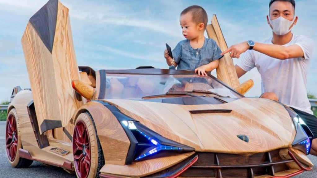 Homem fabrica Lamborghini Sian Roadster de madeira para seu filho