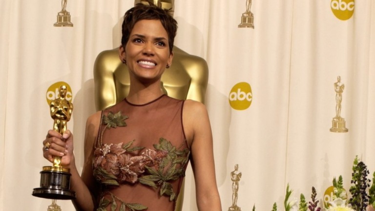 Apresentadora ficou semanas sem lavar o seio após ser tocado por Halle Berry