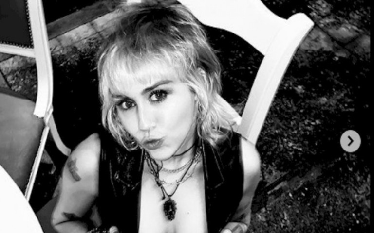 Miley Cyrus exibe tatuagem íntima no Instagram