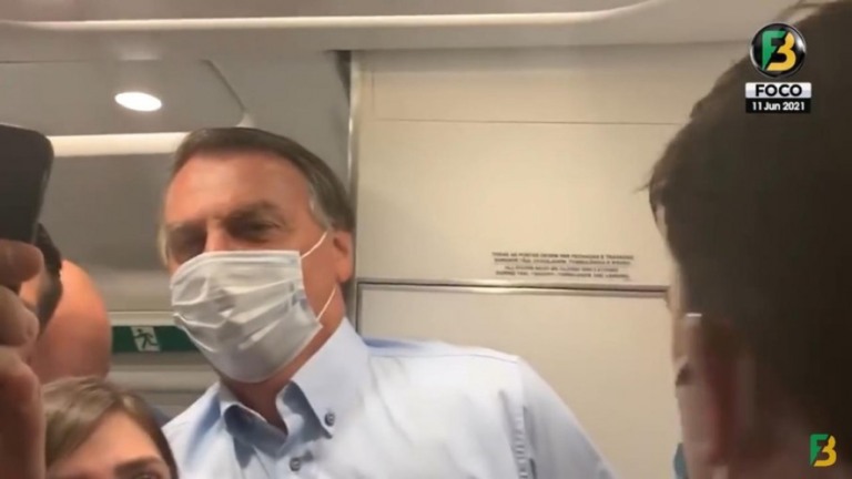 Azul avalia punição para piloto que chamou Bolsonaro para avião em Vitória (ES)