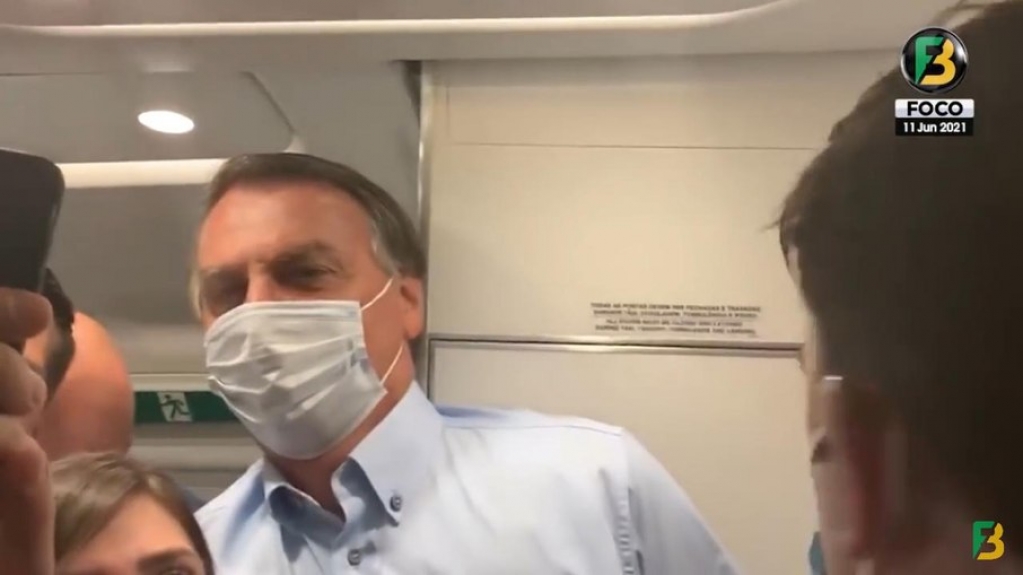 Azul avalia punição para piloto que chamou Bolsonaro para avião em Vitória (ES)