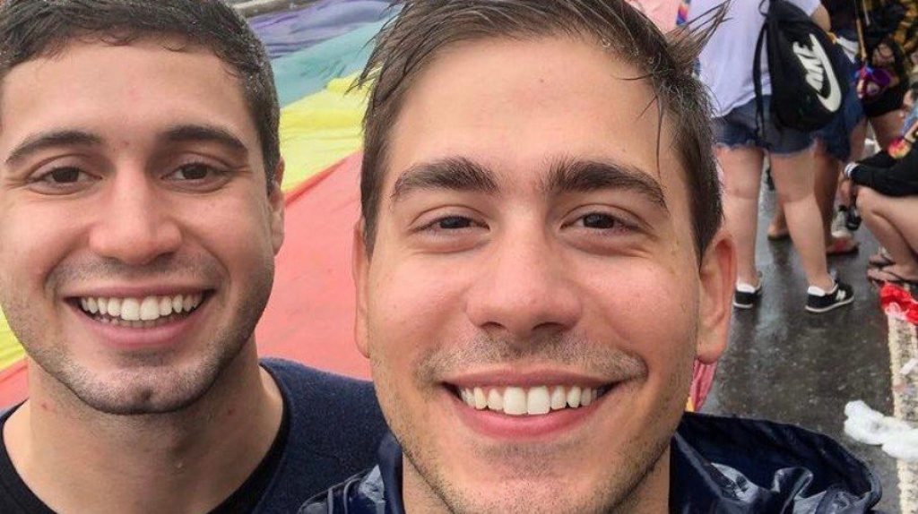 Repórter da Globo sofre ataques homofóbicos após declaração de amor ao marido Repórter da Globo sofre ataques homofóbicos após declaração de amor ao marido