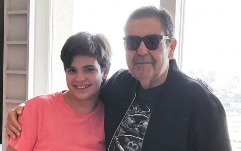 Faustão posa para foto após alta: "Pronto para o próximo Domingão"