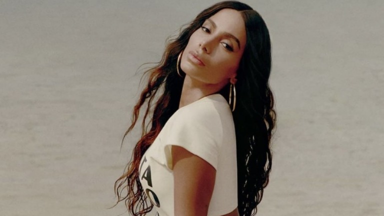 Efeito Juliette? Anitta faz biquínis de Erika Bronze esgotarem em poucos minutos