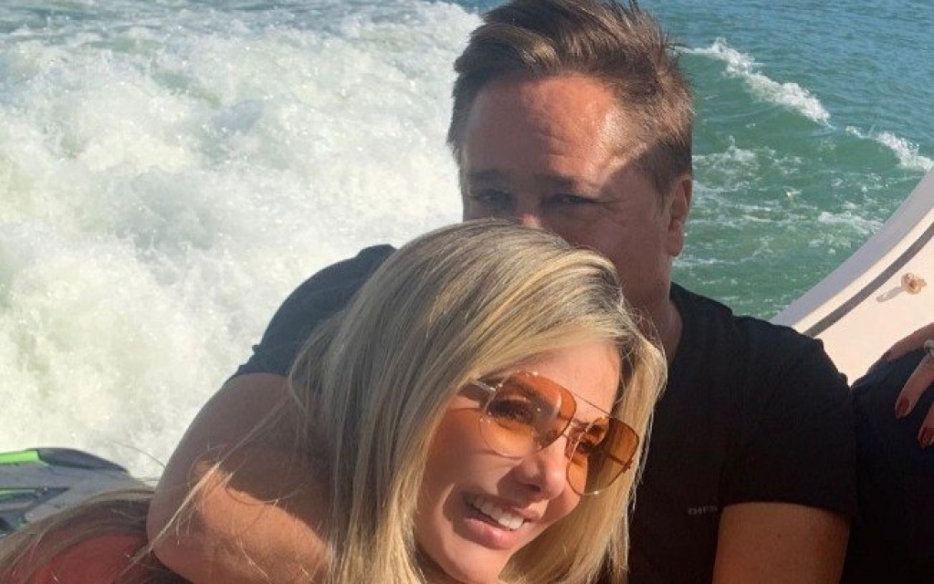 Poliana, mulher de Leonardo, diz não se incomodar com as viagens do marido