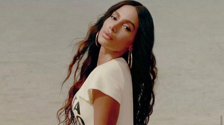 Anitta rebate críticas sobre plásticas: 'Faço o que eu quero'