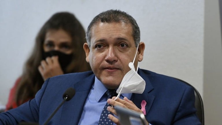 Por "afago", chefão do Cade contrata filho de ministro do STF como estagiário