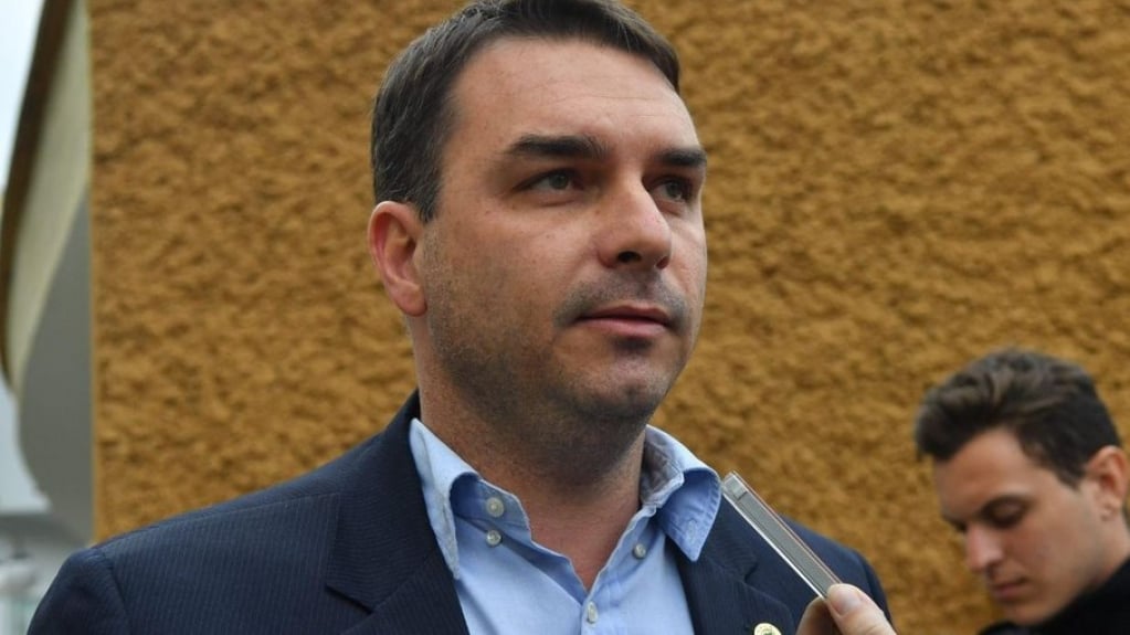 Flávio Bolsonaro diz que governo quer ampliar alcance e valor do Bolsa Família