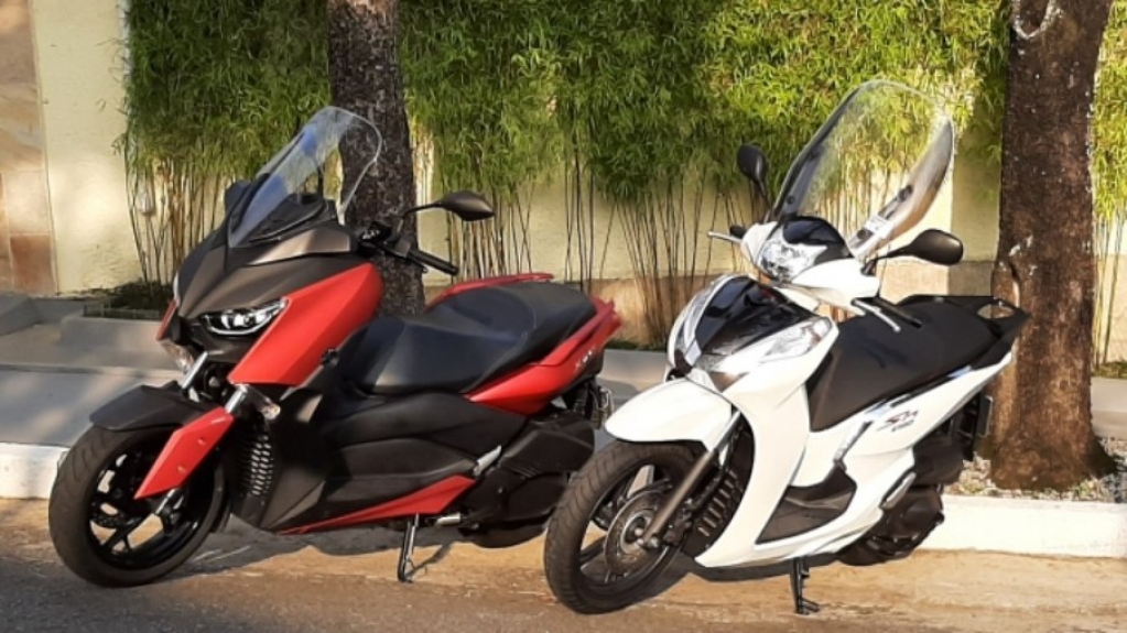 Honda SH 300i e Yamaha XMax. Qual dos scooters vence?