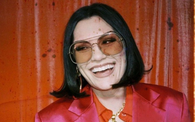 Jessie J se emociona ao revelar doença que a impede de cantar