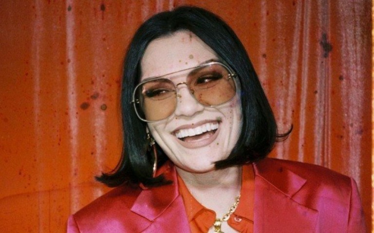 Em lágrimas, Jessie J revela doença que a impede de cantar