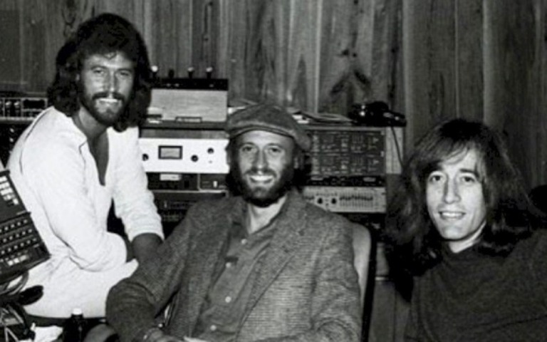 Bee Gees: assista ao lyric video do clássico "More Than Woman"