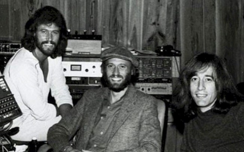 Bee Gees: assista ao lyric video do clássico "More Than Woman" Bee Gees: assista ao lyric video do clássico "More Than Woman"
