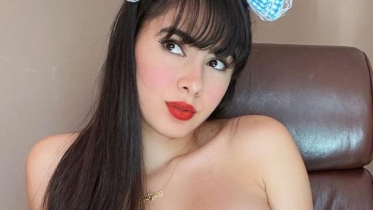 Juliana Caetano posa com ursinho e revela medida de suas partes íntimas