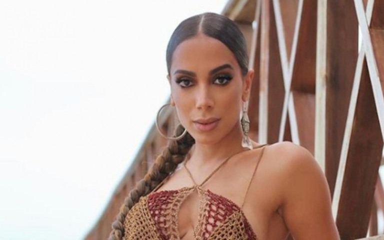 Anitta ostenta corpão em ensaio ousado no Instagram