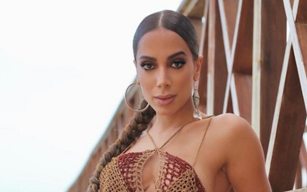 Anitta ostenta corpão em ensaio ousado no Instagram Anitta ostenta corpão em ensaio ousado no Instagram