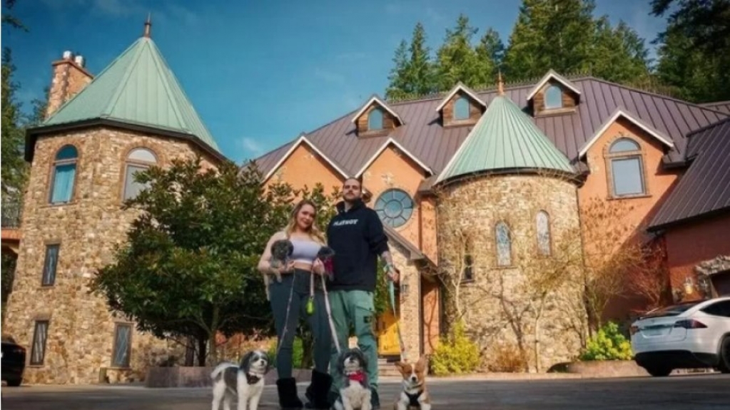Atriz pornô compra 'castelo de conto de fadas' avaliado de R$ 19 milhões