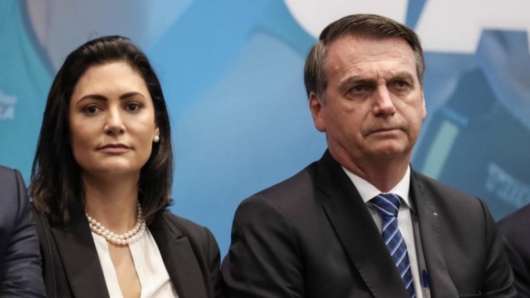 Bolsonaro se irrita ao ser questionado por máscara e manda repórter calar a boca Bolsonaro se irrita ao ser questionado por máscara e manda repórter calar a boca
