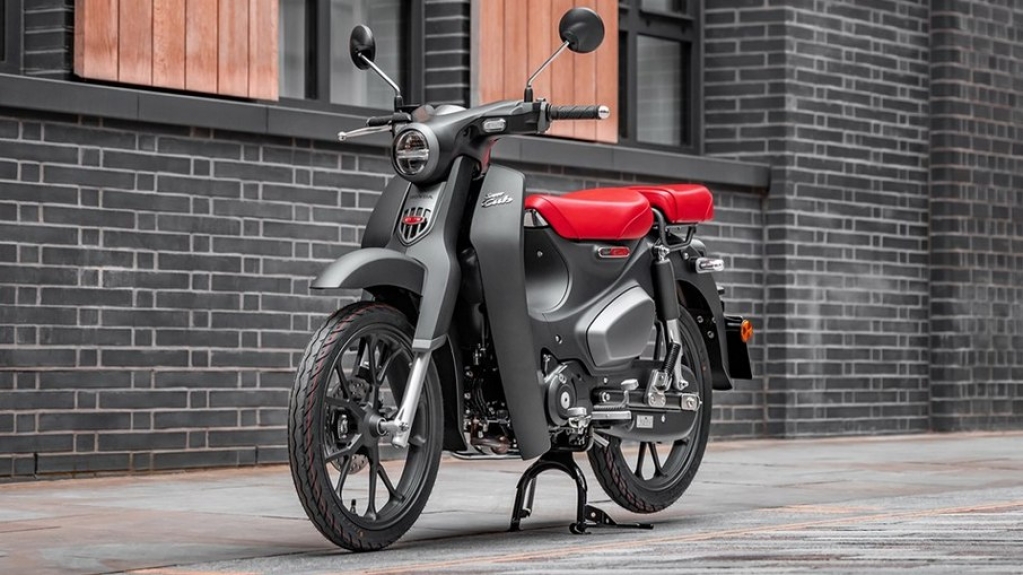 Honda C125 Super Cub fica mais prática e confortável na linha 2021