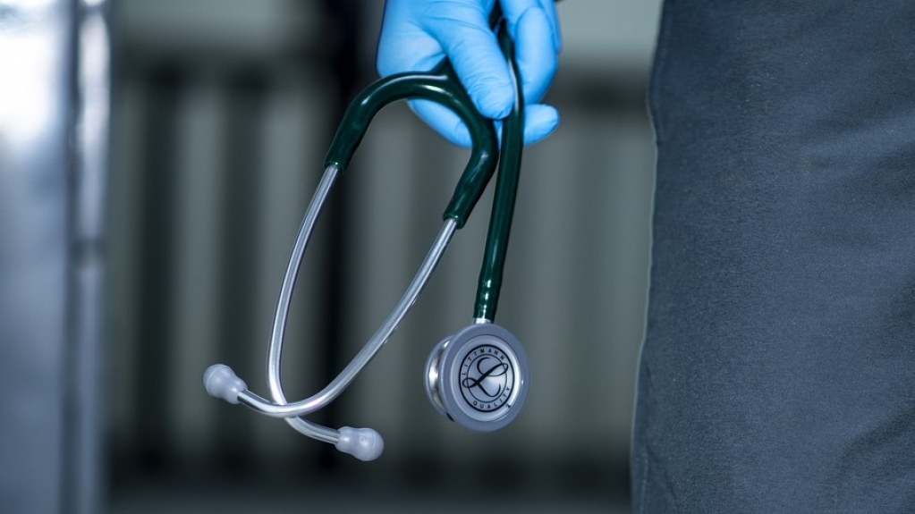 Médico finge fazer exame, esfrega genital na paciente e é indiciado por abuso Médico finge fazer exame, esfrega genital na paciente e é indiciado por abuso
