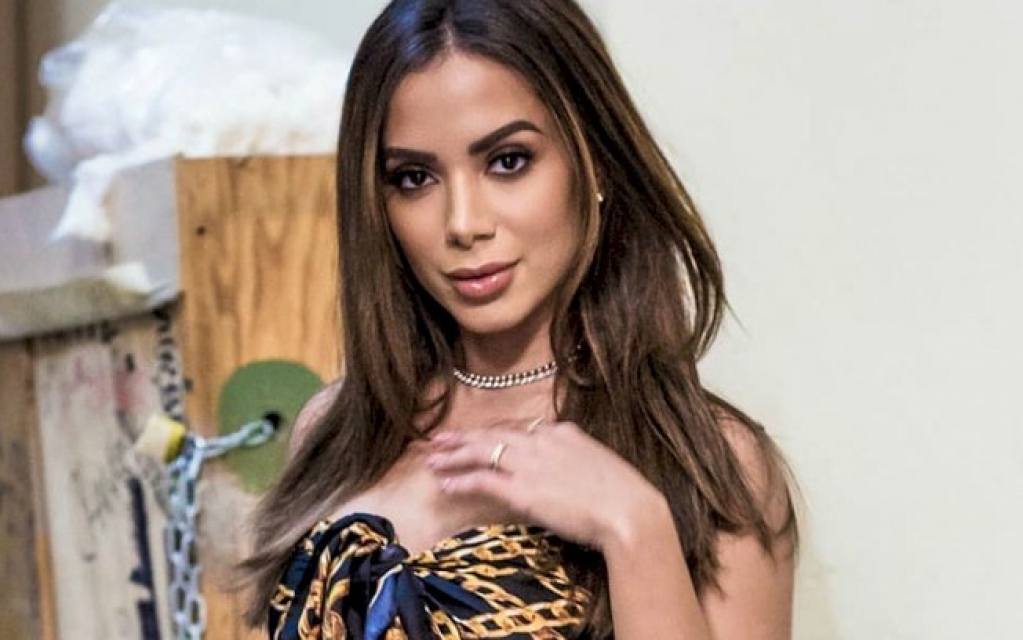Anitta rebate bolsonaristas sobre sua tatuagem: "Ainda não desbotou" Anitta rebate bolsonaristas sobre sua tatuagem: "Ainda não desbotou"