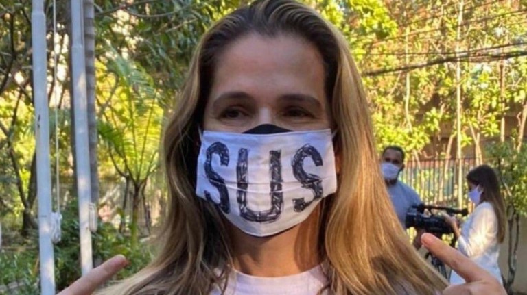 Ingrid Guimarães homenageia Paulo Gustavo e o SUS ao ser vacinada contra Covid