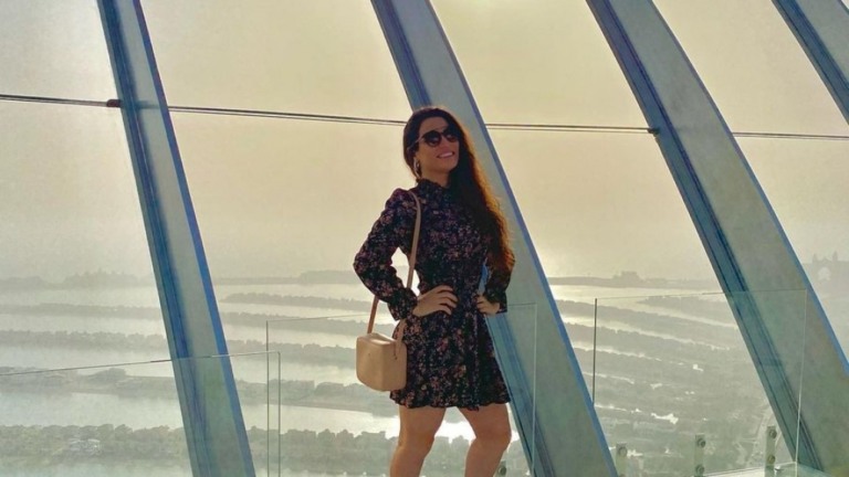 Em Dubai, Raissa Barbosa ostenta comendo ‘carpaccio de ouro'