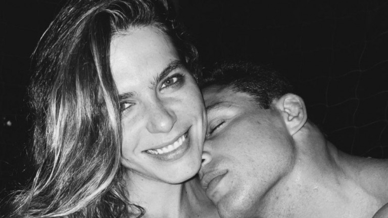 Mariana Goldfarb e Cauã Reymond compartilham momento íntimo na web