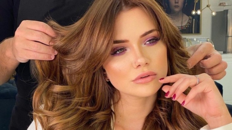 Marcela McGowan surge com novo visual: 'Não sabia que ia amar tanto ser morena'