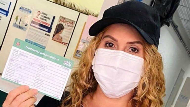 Joelma é vacinada contra Covid-19 e pede que fãs evitem aglomerações