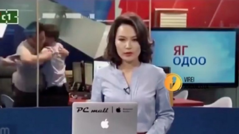 Pancadaria vaza durante jornal e momento repercute na web