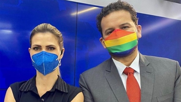 Jornalista da Band se assume LGBT ao vivo: "Tenho muito orgulho"