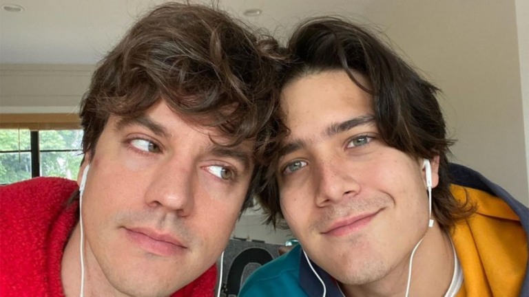 Irmão de Luciano Huck posta foto com o marido: "Viado com muito orgulho"