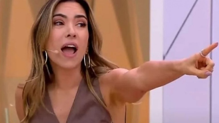 Patrícia Abravanel é atacada por papagaio durante o "Vem pra Cá"