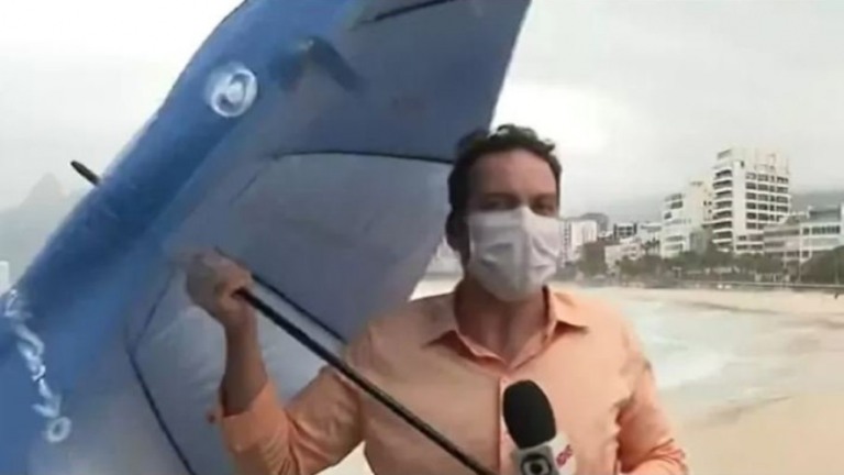 Repórter da Globo passa sufoco ao vivo com guarda-sol