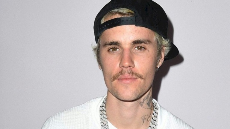Justin Bieber discute com fãs que o aguardavam na porta de casa em Nova York