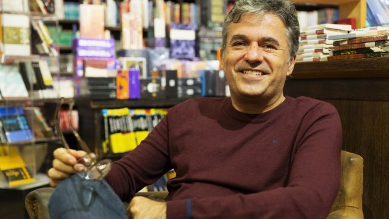 Jornalista Marcelo Lins lança livro sobre suas viagens ao redor do mundo
