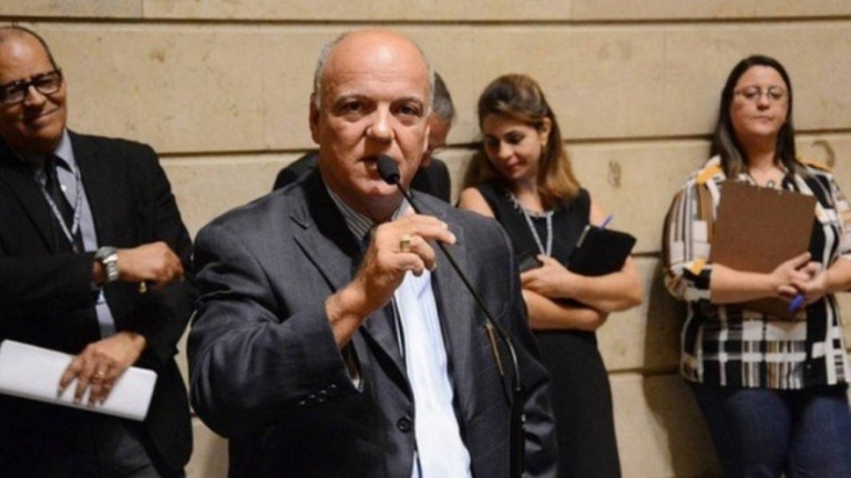 Único vereador ausente na sessão que cassou Dr. Jairinho diz que estava dormindo