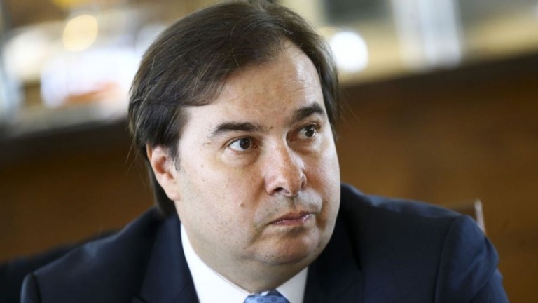 Rodrigo Maia se propõe a ajudar Lula em 2022 e diz que Bolsonaro 'encolheu'