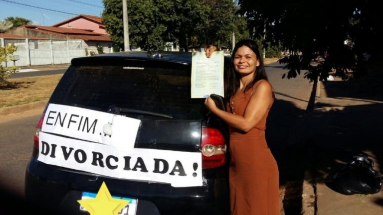 Mulher comemora divórcio com placa colada em carro: "Me libertei"