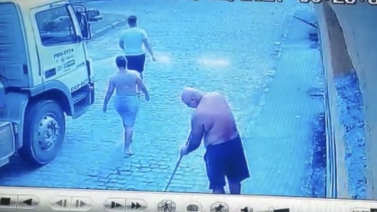 (VÍDEO) Mulher fica ferida após ser atropelada por caminhão de lixo no Recife