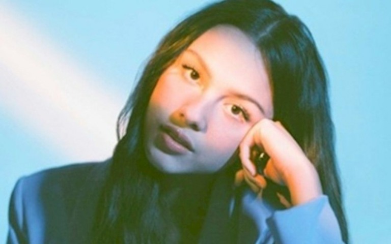 Olivia Rodrigo: álbum "Sour" chega ao Brasil em versão física