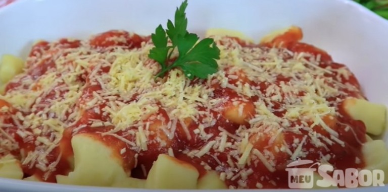 Aprenda a fazer um delicioso Nhoque de batata com molho vermelho Aprenda a fazer um delicioso Nhoque de batata com molho vermelho