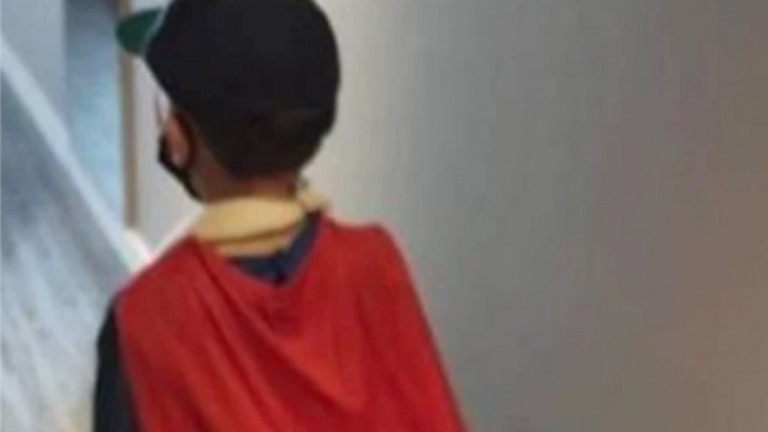 Menino que caiu de brinquedo no Beto Carrero recebe alta vestido de super-herói