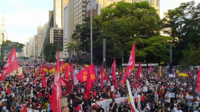 Atos contra Bolsonaro vão de sindicatos até a direita neste sábado pelo Brasil