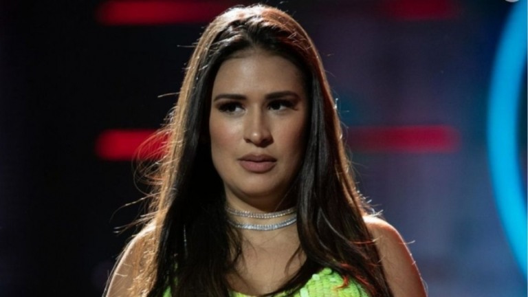 Simone Mendes é criticada por usar roupa de marca rebate seguidor