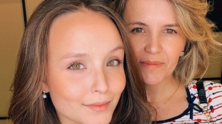 Mãe de Larissa Manoela surge de mal humor e para de seguir a filha