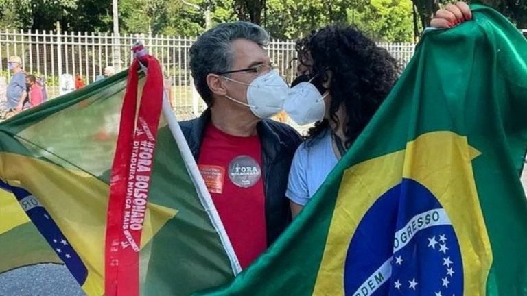 Paulo Betti pede atriz em casamento em manifestação contra Bolsonaro